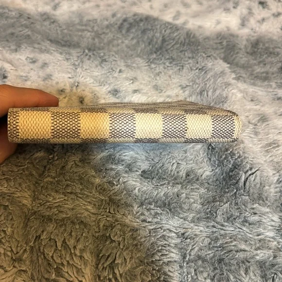 Men’s or Women’s Louis Vuitton Azur Rare Pocket/ Passport holder! Pre-loved! 🔥 - Picture 13 of 15